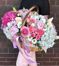 Композиция солнечный день в Шаликово Цветочная композиция из Розы, Хризантемы, Пионы и Лизиантусы в корзине в Шаликово